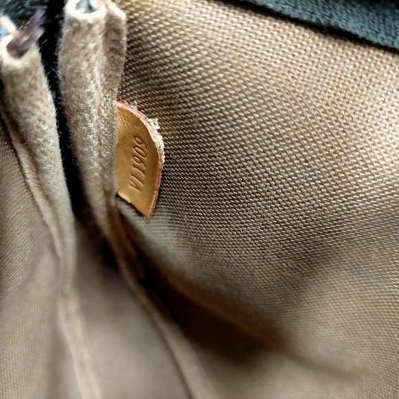 Louis Vuitton Pochette w/ Shoulder strap - Picture 9 of 9